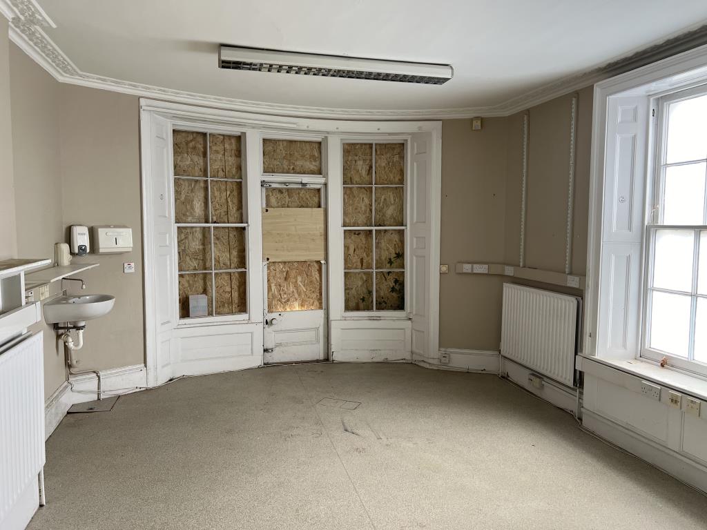 Lot: 40 - LANDMARK FREEHOLD BUILDING WITH PLANNING FOR REDEVELOPMENT - Ground floor former consultation room with sink and doors leading to garden